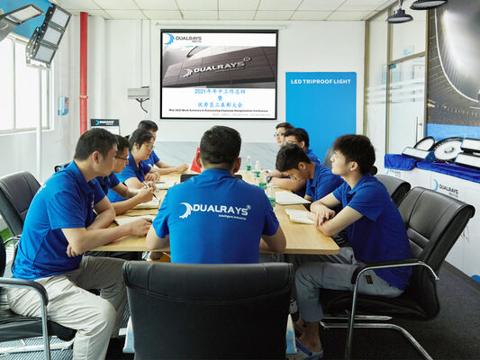 چراغ ضد رطوبت LED D4 160LPW با آماده به کار 4 اضطراری 4W@3HRS، پلاگین و بازی، آسان برای نگهداری​ مناسب برای پارکینگ و روشنایی