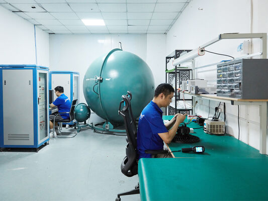 چراغ ضد رطوبت LED D4 با توان قابل تنظیم توسط DIP سوئیچ و حلقه 3CCT با سیم ورودی و خروجی 3*1.5/2.5mm2 یا کابل 5*1.5/2.5mm2 مناسب برای کارگاه ها و انبارها