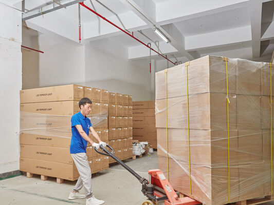 چراغ ضد رطوبت LED D4 با توان قابل تنظیم توسط DIP سوئیچ و حلقه 3CCT با سیم ورودی و خروجی 3*1.5/2.5mm2 یا کابل 5*1.5/2.5mm2 مناسب برای کارگاه ها و انبارها